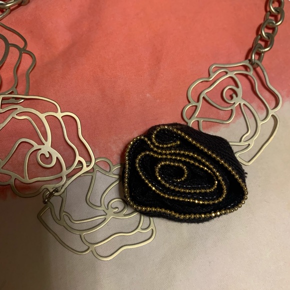 Polished gold rosette necklace with zip detail - Picture 2 of 3